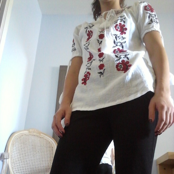 Red emrboidered flower top - Picture 5 of 7